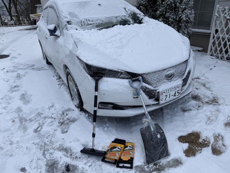 Image for the Tweet beginning: 冬がはじまるよ。
遅ればせながら、冬の必需品、冬用ワイパーに交換して、スノーブラシも出してきた！
ついでに冬のお守り、脱出板とスコップも積んでおく。(買ってからまだ使ってないヤツ😁️)
#秋田市 #秋田
#leafnow #日産リーフ #NissanLeaf 