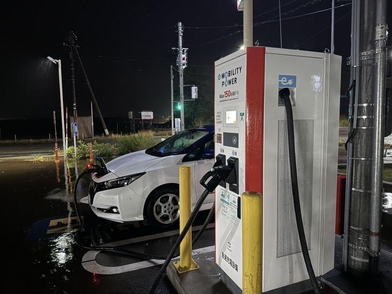 Image for the Tweet beginning: 毎度おなじみ、セブンイレブン 荒川胎内インター店の150kW機で充電。雨。
やはり50kWしか出ないなー。
54.3km@6.8km/kWh 28%→79% 30:02 23.762kWh
#leafnow