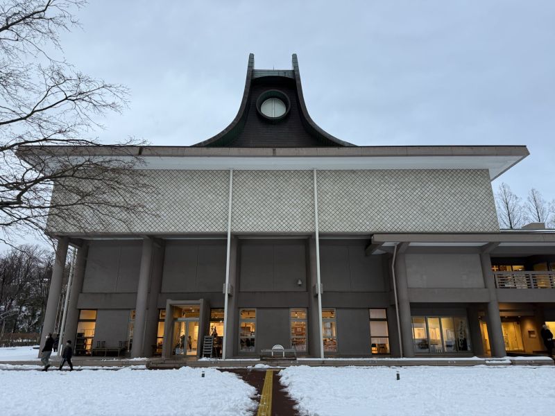 Image for the Tweet beginning: 秋田市文化創造館に秋田県児童生徒美術展を観に来たのだ！
うちのボンズ2号の作品も展示されとる。
父としては、木製、デカいという点で、何度となく見せた大屋根リングに影響を受けたと勝手に思ってるけど😆
#秋田 #秋田市 