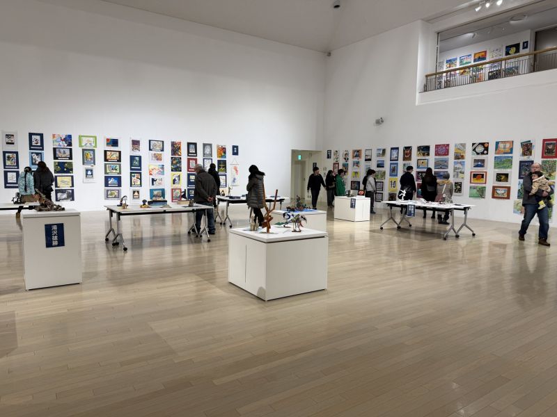 Image for the Tweet beginning: 秋田市文化創造館に秋田県児童生徒美術展を観に来たのだ！
うちのボンズ2号の作品も展示されとる。
父としては、木製、デカいという点で、何度となく見せた大屋根リングに影響を受けたと勝手に思ってるけど😆
#秋田 #秋田市 