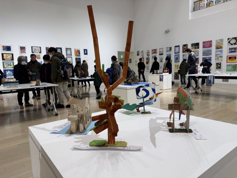 Image for the Tweet beginning: 秋田市文化創造館に秋田県児童生徒美術展を観に来たのだ！
うちのボンズ2号の作品も展示されとる。
父としては、木製、デカいという点で、何度となく見せた大屋根リングに影響を受けたと勝手に思ってるけど😆
#秋田 #秋田市 