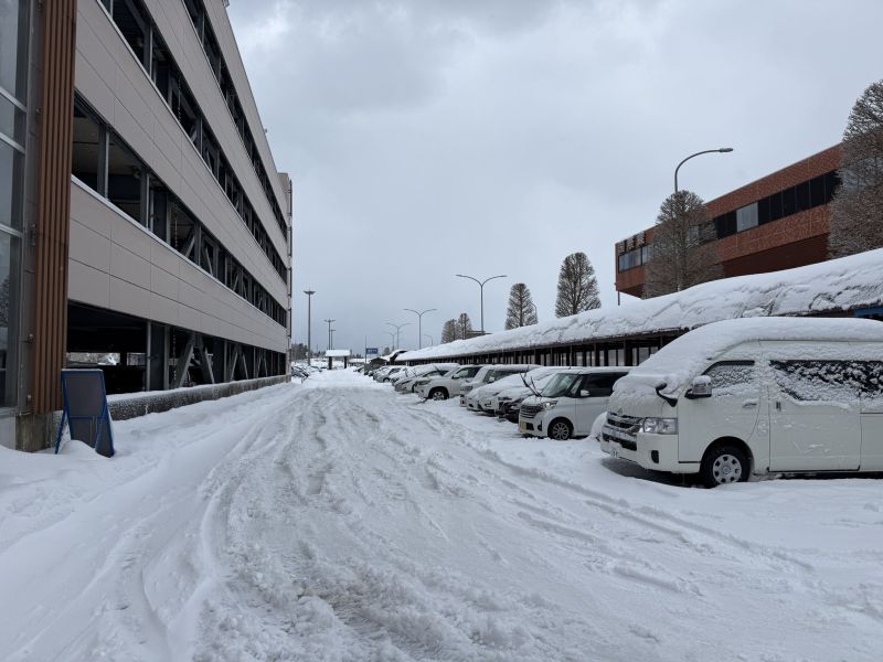 Image for the Tweet beginning: この辺が駐車枠であろうという勘で駐車する季節。
これで帰ってきた時に雪が溶けてて、1人で2枠使ってるヤバい人になってる可能性の恐怖😆
さて、羽田空港から永田町へ。
#AXT → #HND #ANA #NH404