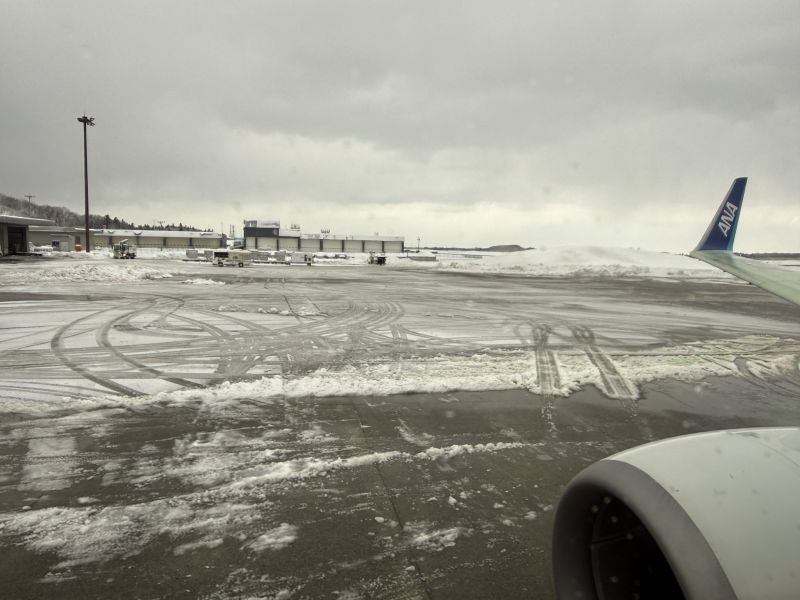 Image for the Tweet beginning: この辺が駐車枠であろうという勘で駐車する季節。
これで帰ってきた時に雪が溶けてて、1人で2枠使ってるヤバい人になってる可能性の恐怖😆
さて、羽田空港から永田町へ。
#AXT → #HND #ANA #NH404