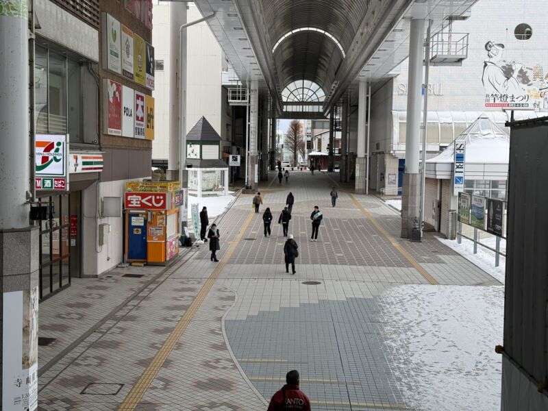 Image for the Tweet beginning: チームみらいが秋田に来てる!!
東北の比例候補もいるぞ。
別政党だけど現役世代の負担減のために社会保険料を下げることも賛成だし、なにより若い人たちが政治の世界で頑張るのはいいこと!
あ、でも皆さま!
小選挙区は松浦だいご、比例は維新でなにとぞ!😅
#比例は維新 #秋田 #衆院選2026