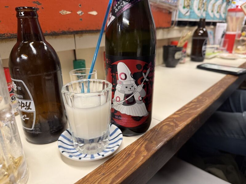 Image for the Tweet beginning: 昨晩の。
久しぶりにいつもの居酒屋広小路へ。(矛盾)
ひとしきり注文ところで「おろしたてぷりぷりのハツもあるよー」と言われて、思わず追加しちゃった。商売上手だ。
黒ホッピーに続いて熊が書かれた日本酒を。
うーん…牛すじ煮込みと牛すじ串で牛すじがダブってしまった
#八王子 #広小路 #居酒屋