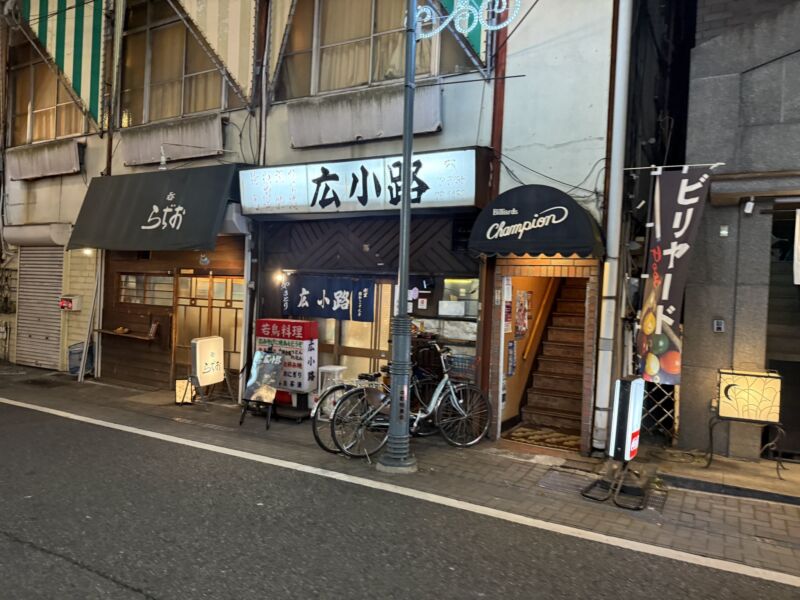 Image for the Tweet beginning: 昨晩の。
久しぶりにいつもの居酒屋広小路へ。(矛盾)
ひとしきり注文ところで「おろしたてぷりぷりのハツもあるよー」と言われて、思わず追加しちゃった。商売上手だ。
黒ホッピーに続いて熊が書かれた日本酒を。
うーん…牛すじ煮込みと牛すじ串で牛すじがダブってしまった
#八王子 #広小路 #居酒屋