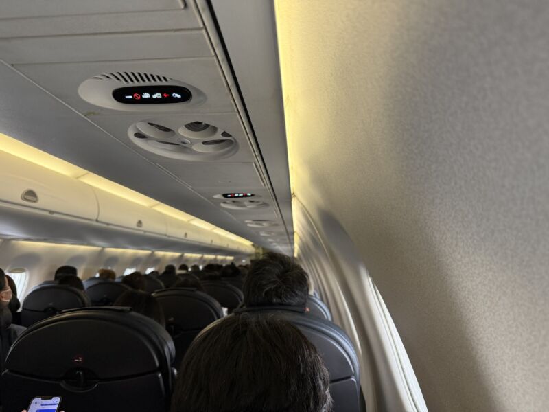 Image for the Tweet beginning: さすが3連休、駐車場混んでたなー。
第1、第2、第3-1が満車だった。
#JAL #AXT → #ITM #JL2174