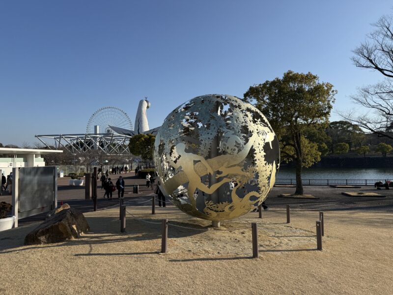 Image for the Tweet beginning: 夢の競演!
太陽の塔パイセンと。
伊丹空港着いて、モノレール乗る時にハタと気付いた。
ミャクミャク像が今日からしばらく万博記念公園におるって。
てことで、ちょいと寄り道。
大阪あったかい。梅まつりやってる。
ミャクさま、相変わらずの人気だわ。
#ミャクミャク #こみゃく #万博記念公園