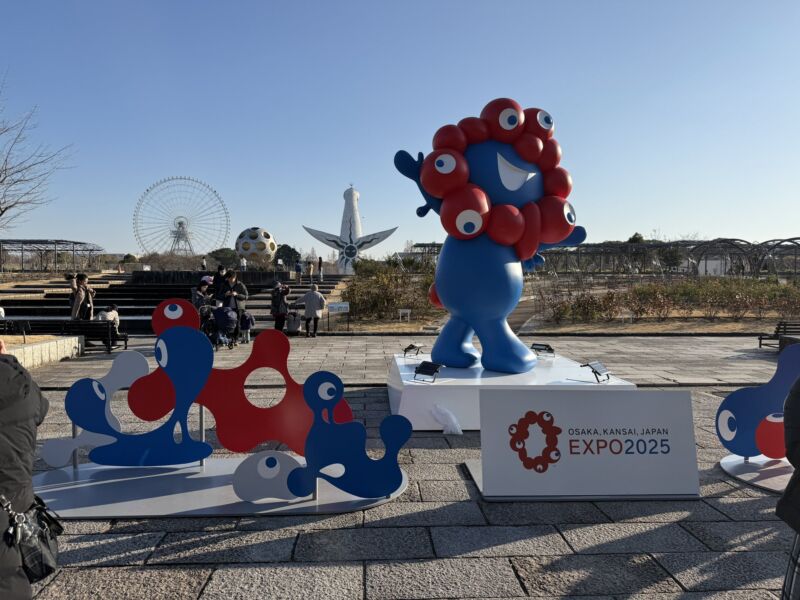 Image for the Tweet beginning: 夢の競演!
太陽の塔パイセンと。
伊丹空港着いて、モノレール乗る時にハタと気付いた。
ミャクミャク像が今日からしばらく万博記念公園におるって。
てことで、ちょいと寄り道。
大阪あったかい。梅まつりやってる。
ミャクさま、相変わらずの人気だわ。
#ミャクミャク #こみゃく #万博記念公園