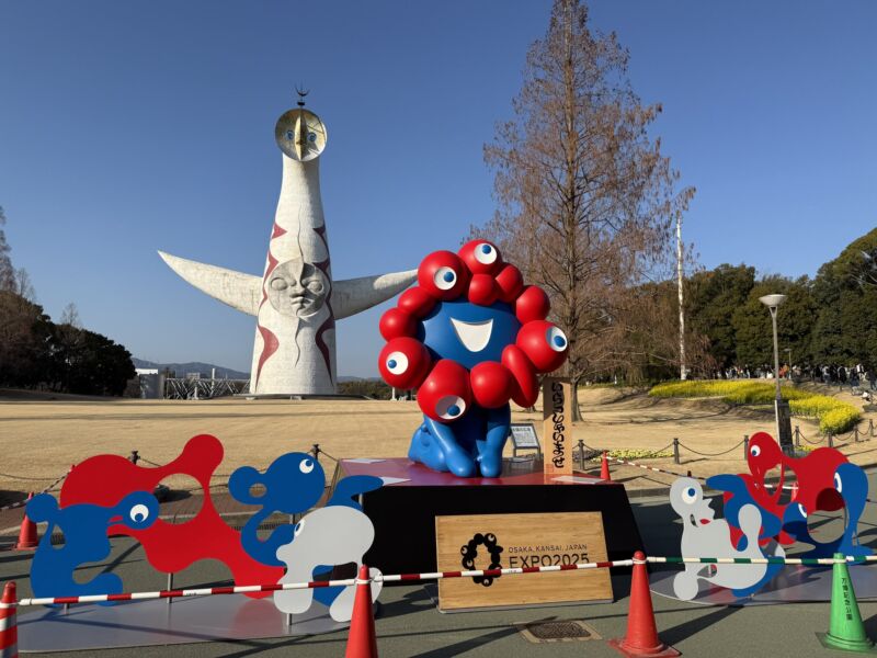 Image for the Tweet beginning: 夢の競演!
太陽の塔パイセンと。
伊丹空港着いて、モノレール乗る時にハタと気付いた。
ミャクミャク像が今日からしばらく万博記念公園におるって。
てことで、ちょいと寄り道。
大阪あったかい。梅まつりやってる。
ミャクさま、相変わらずの人気だわ。
#ミャクミャク #こみゃく #万博記念公園