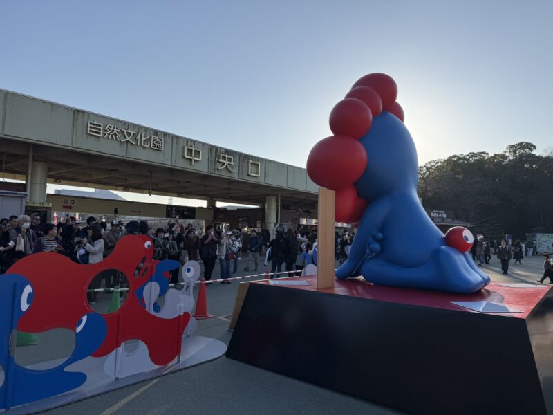 Image for the Tweet beginning: 夢の競演!
太陽の塔パイセンと。
伊丹空港着いて、モノレール乗る時にハタと気付いた。
ミャクミャク像が今日からしばらく万博記念公園におるって。
てことで、ちょいと寄り道。
大阪あったかい。梅まつりやってる。
ミャクさま、相変わらずの人気だわ。
#ミャクミャク #こみゃく #万博記念公園