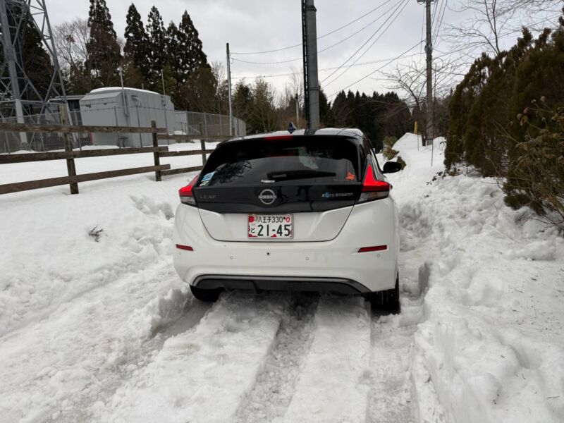 Image for the Tweet beginning: ZE1リーフでe-Pedal ON、VDC OFFで雪でスタックからの脱出。
@NISSANEV #日産リーフ #NissanLeaf
タイヤが空回りし始めた時に、タイヤの回転がどんどん上がっていって、アクセル離してもそのまま加速が続きメーター表示が170km/hくらいに。(実際には車は停止している)
